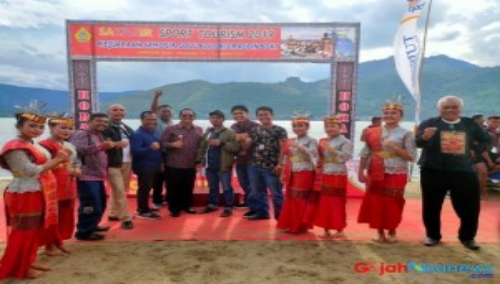 foto : Bupati Samosir foto bersama sanggar tari dan insan pers Samosir