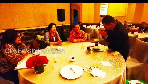 Ket foto : penggiat Kopi Karo Adven Tarigan Tambun, menyeduh cara Kopi Karo disaksikan oleh Bupati Karo Terkelin Brahmana didampingi OPD di sela sela acara TPKAD di Hotel Mulia Senayan Jakarta, Selasa (10/12) 2019 (Ist).