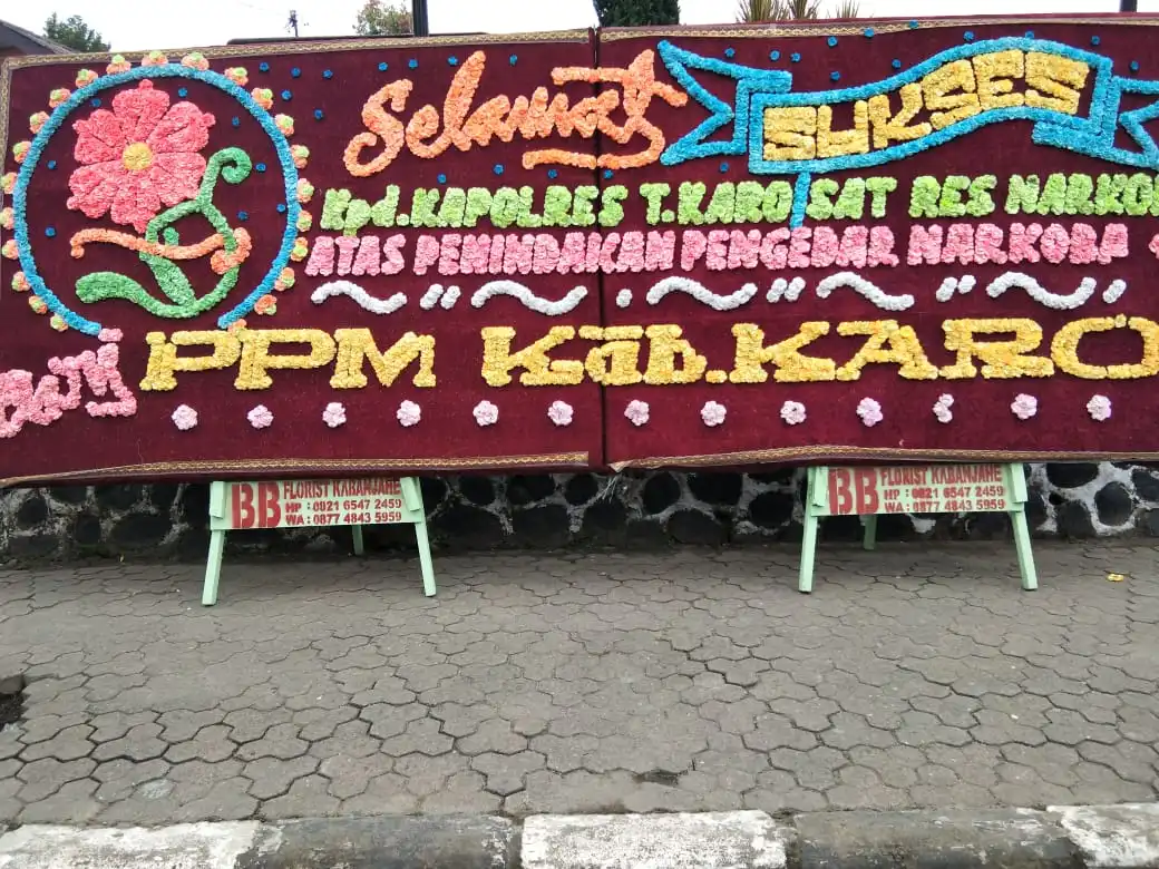 Ket foto : papan bunga ucapan selamat kepada Polres Tanah Karo dan Satresnarkoba yang terpajang di depan Kantor Polres Tanah Karo, persisnya di Jalan Veteran Kabanjahe, Rabu (11/12) 2019 (Ist)
