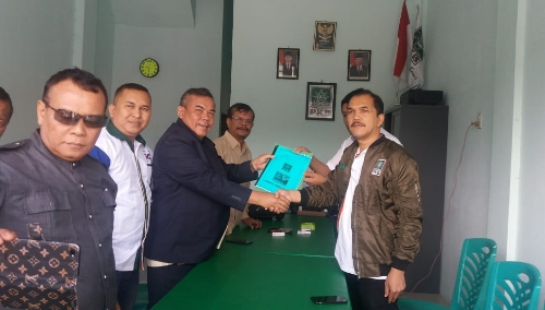 foto :Mangihut Sinaga S.H, M.H (Jas Biru Dongker), didampingi tim, datang mengantarkan berkas bacalon Bupati Samosir periode 2020 - 2024 ke kantor DPC PKB Samosir, Jalan DR.FL Tobing, Pardomuan 1 Pangururan, Kamis (12-12-2019).