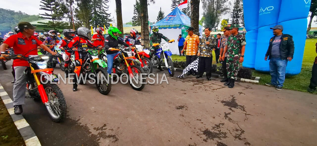Ket foto  : Bupati Karo Terkelin Brahmana SH didampingi Wakapolres Karo saat melepas tim raider motor cross dari halaman Kodim 0205 /TK, Kamis (12/12) 2019 (Ist)