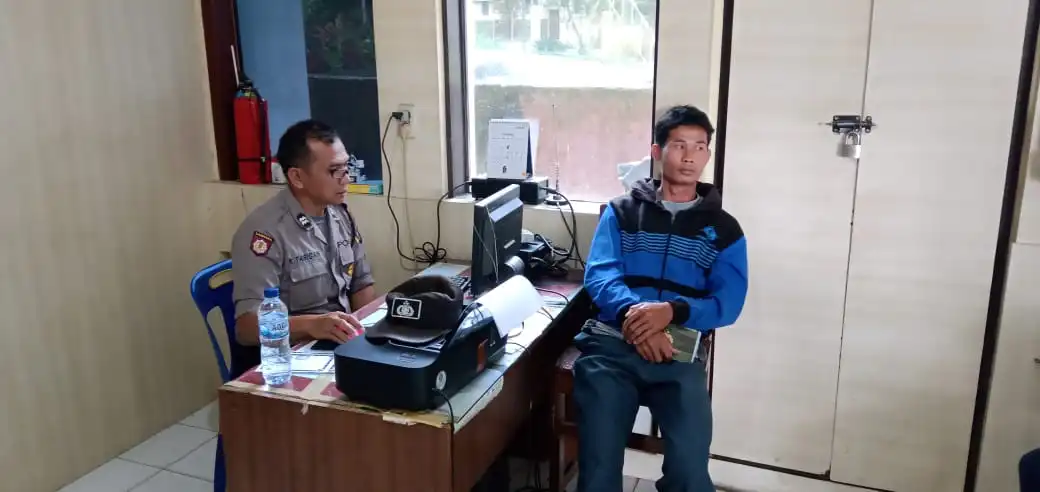 Ket foto : Korban saat membuat laporan ke Polsekta Berastagi, Kamis (12/12) 2019 (Ist)
