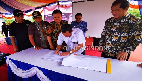Ket foto  : tampak kepala Balitbang I Medan menandatangani dokumen tanda serah terima sarana dan prasarana yang di saksikan Bupati Karo, Kamis (12/12) 2019 (Ist)