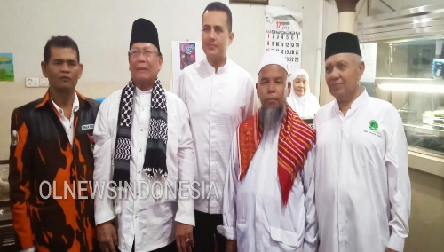 Ket foto : Ketua Terpilih Haji Nurdin Ginting Jawak (pakai sal /ulos Karo) saat berfoto bersama Wagubsu Musa Rajeksah di sela sela kegiatan jalan Djamin Ginting Sumbul Kabanjahe, Sabtu (14/12) 2019 (Ist)