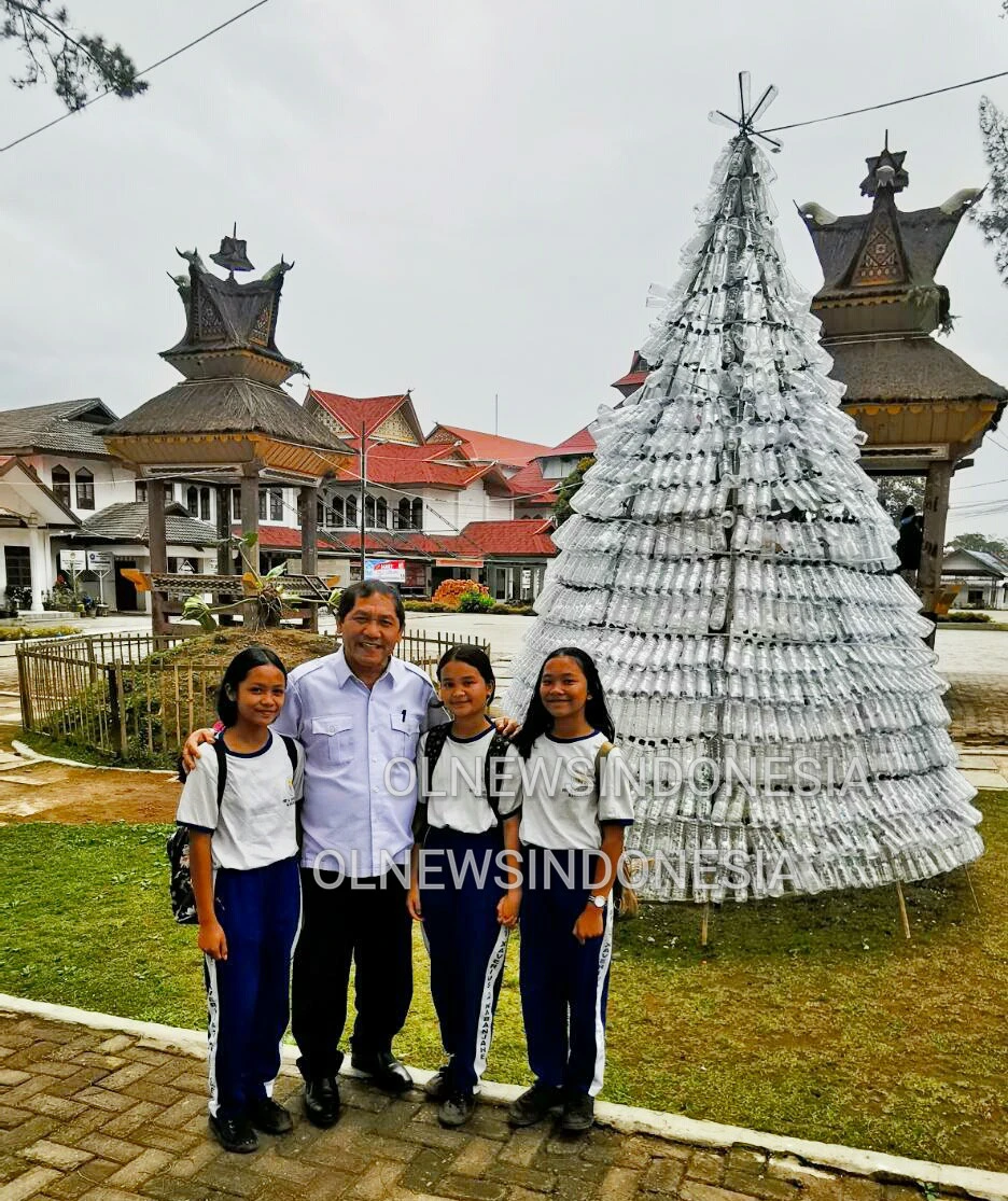Ket foto  : Bupati Karo Terkelin Brahmana SH berselfie bersama para pelajar saat berada di pohon Natal area RTH Kabanjahe, Sabtu (14/12) 2019 (Ist)