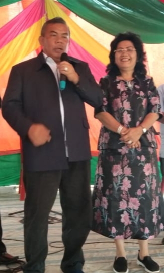 foto : Mangihut Sinaga S.H, M.H bersama istri tercinta, L boru Napitupulu