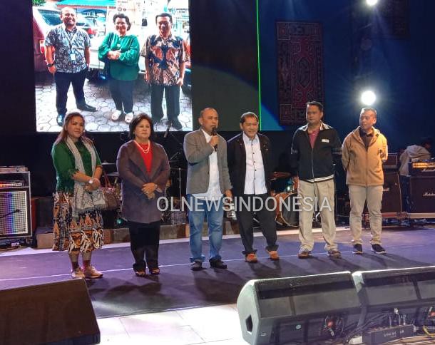 Ket foto : Bupati dan Wakil Bupati Karo, Kapolres Tanah Karo bersama Pinca BRI saat berada di panggung Mejuah-Juah Berastagi dalam acara HUT BRI di Berastagi Kabupaten Karo, Sabtu malam (14/12) 2019 (Ist)