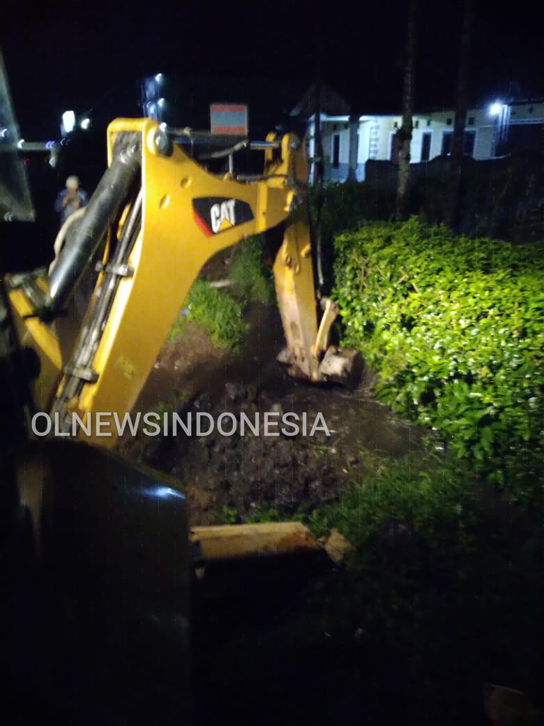 Ket foto  : Operator Alat Berat hingga malam tampak masih melakukan pengorekan parit dan jalan untuk menormalisaiakan banjir di jalan Djamin Ginting Desa Raya Kecamatan Berastagi tepatnya di Hotel Suite Pakkar, Minggu malam (15/12) 2019 (Ist)