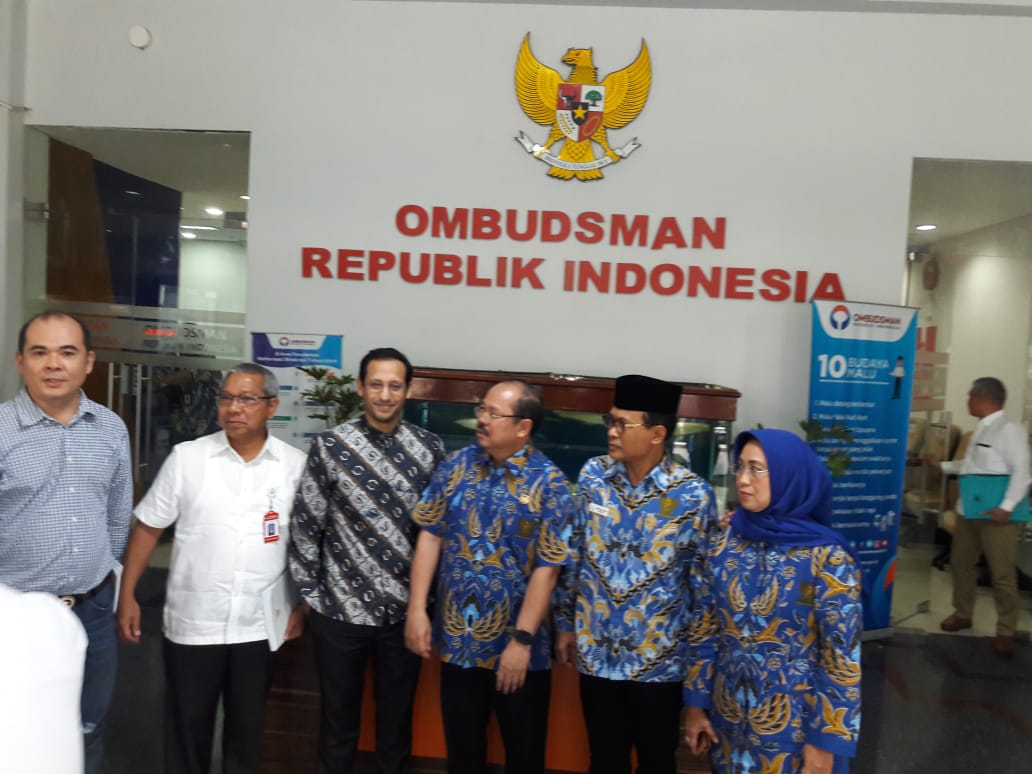 Mendikbud Nadiem Makarim dan Ketua Ombudsman RI Amzulian Rifai berfoto bersama usai pertemuan Senin (16/12) di kantor Ombudsman Jakarta.  Ketum PAMI Fredi Rumengan paling kiri.