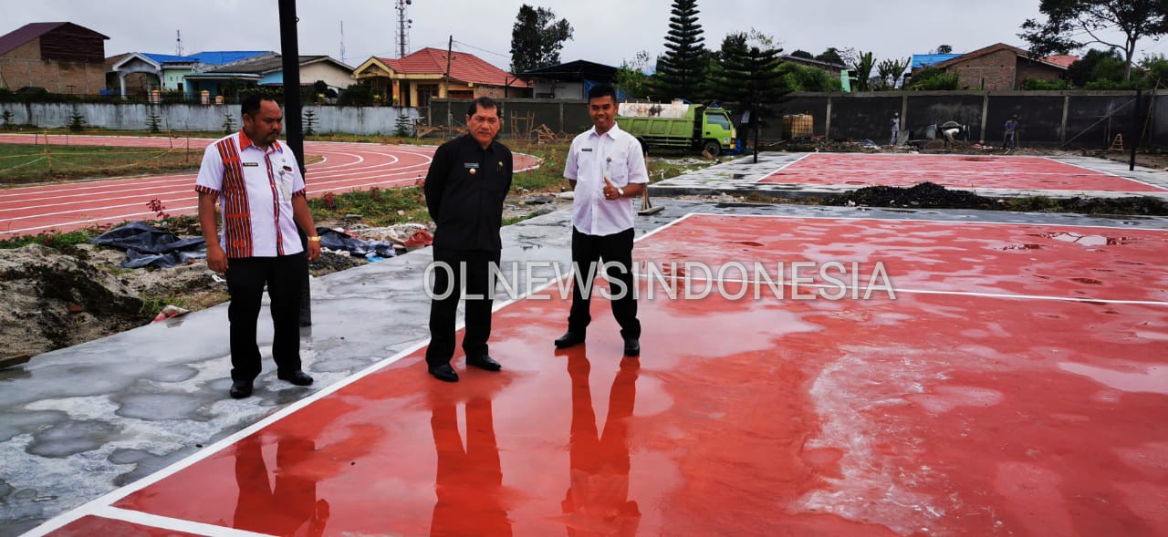 Ket foto :  Bupati Karo Terkelin Brahmana SH saat meninjau fasilitas lapangan Volly dan Basket di lapangan Bola Samura Kabanjahe, Rabu (18/12) 2019 (Ist)