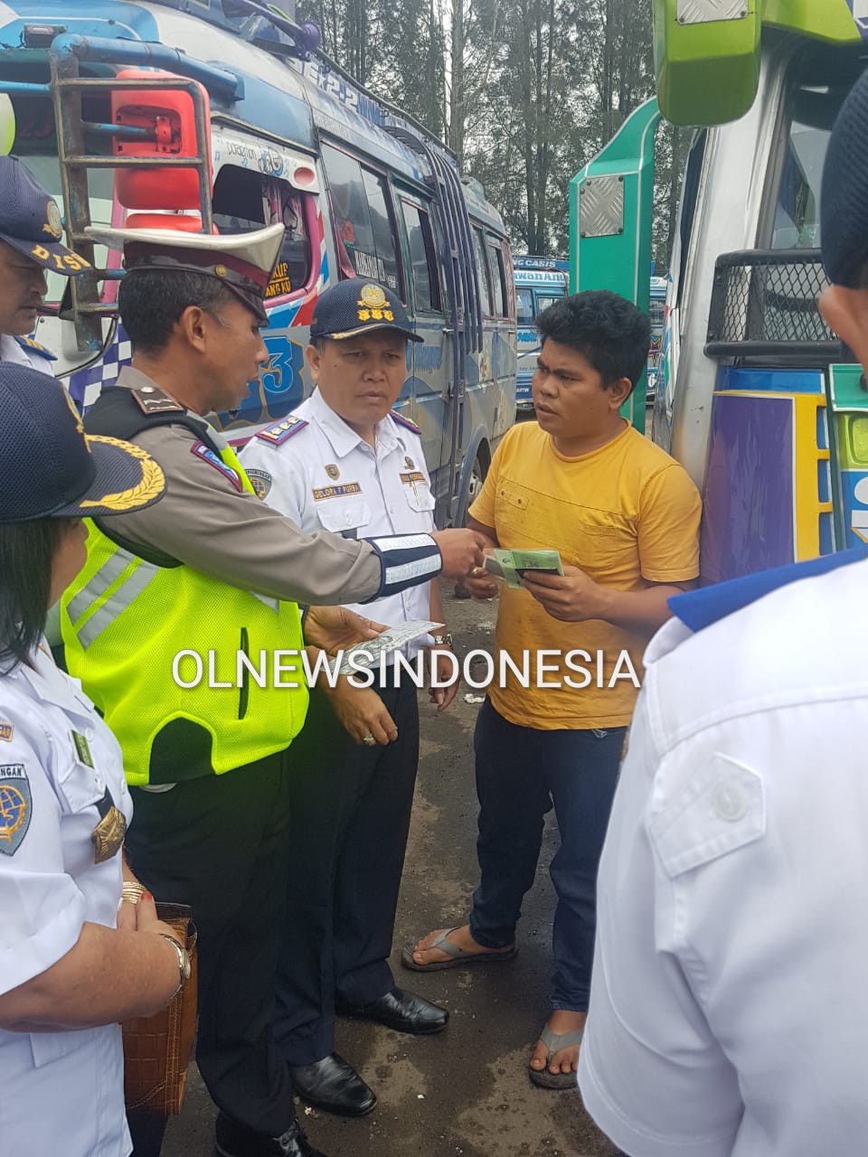 Ket Foto : Kepala Dinas Perhubungan Kabupaten Karo, Gelora Fajar Purba SH MH, didampingi Dinas Perhubungan Provinsi Sumatera Utara, sejumlah aparat Sat Lantas Polres dan  PT Jasa Raharja menggelar ramp check di Terminal Tiga Baru, Jalan Veteran Kabanjahe, Rabu (18/12) 2019 (Ist)