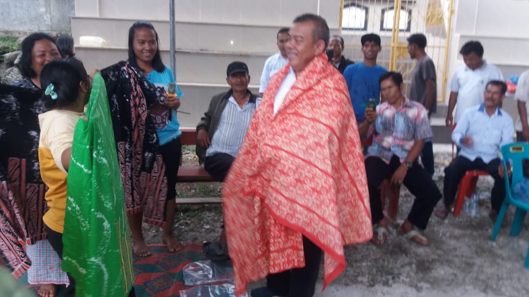 foto : Masyarakat desa Hasinggahan mangulosi Mangihut Sinaga S.H,M.H, berharap memimpin kabupaten Samosir 2020