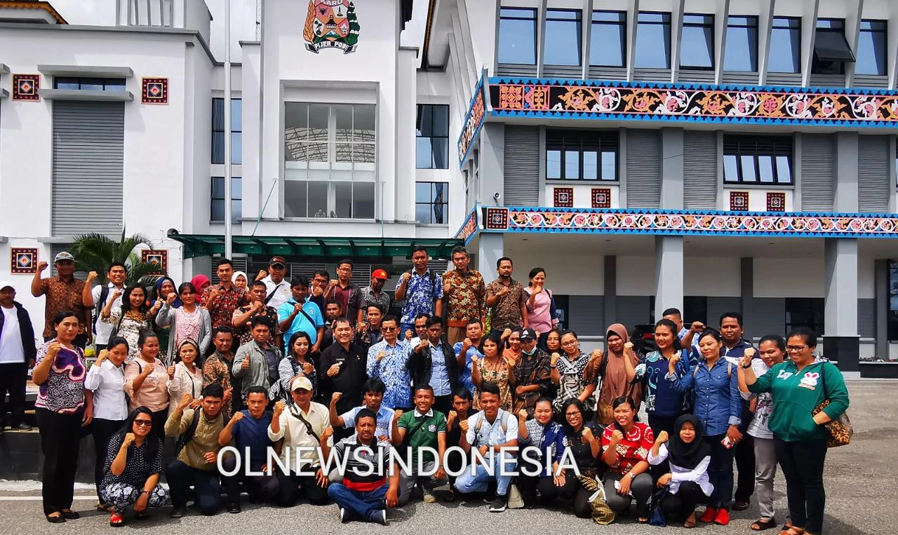 Ket foto : usai bertemu dengan Bupati Karo Terkelin Brahmana SH para tenaga guru honorer  berfoto bersama di halaman kantor Bupati Karo Kabanjahe, Kamis (19/12) 2019 (Ist)