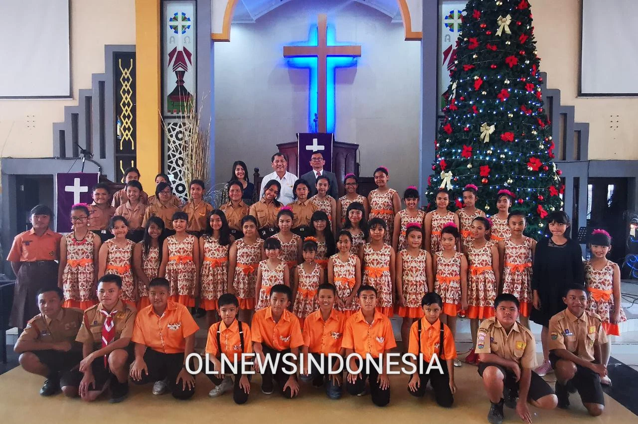 Ket foto : Bupati Karo Terkelin Brahmana didampingi Kadis Pendidikan Eddi Surianta Surbakti dan labo SMP Sugianta Ginting melakukan foto bersama putra/i anak ASN se Kab Karo Dinas Pendidikan , setelah usai tampilkan tarian Natal, Jumat (20/12) 2019 (Ist).