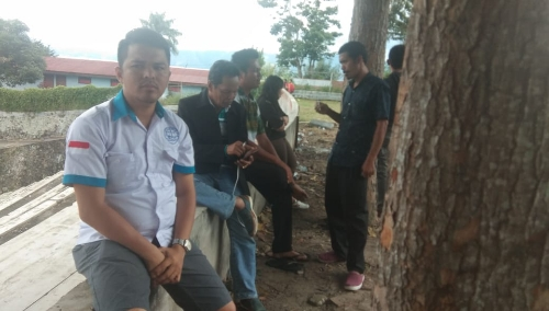 Ketua panitia natal pemuda oikumene sumut 2019 ( baju putih) saat memberi keterangan kepada wartawan di open stage Tuktuk Kecamatan Simanindo Kabupaten Samosir, Jumat 21 desember 2019.