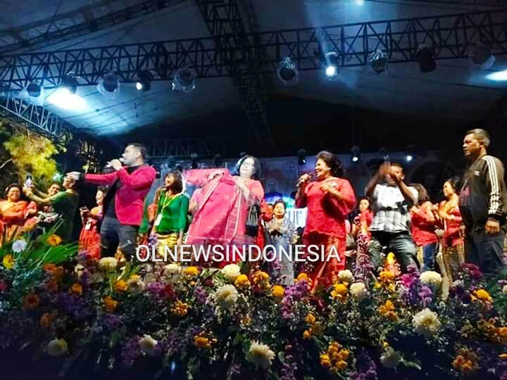Ket foto : tampak Wakil Bupati Karo Cory Seriwaty Br Sebayang didampingi Kadis Perizinan Almina Bangun bernyanyi bareng Judika Sihotang dalam perayaan Natal Oikumene Kabupaten Karo 2019 Di Bukit Kubu Berastagi, Sabtu (21/12) 2019 (Ist)