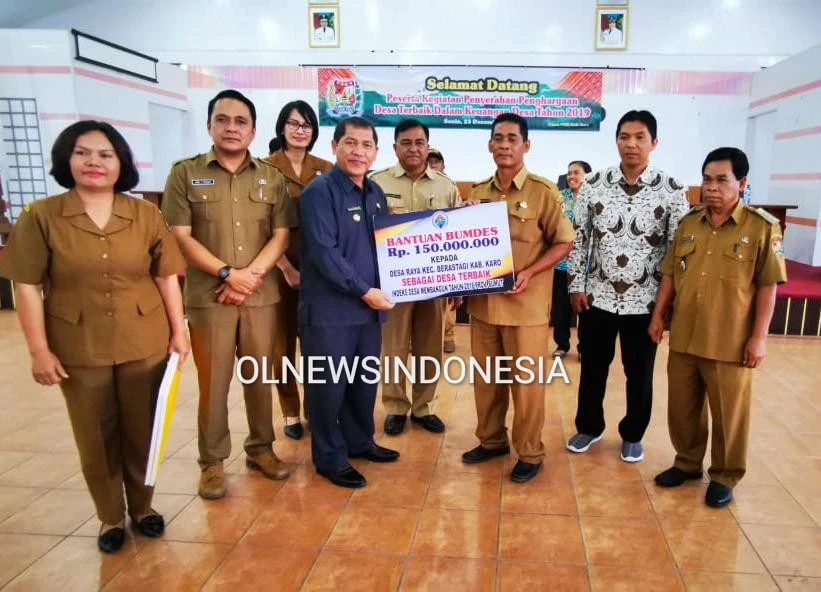 Ket foto : Bupati Karo Terkelin Brahmana saat menyerahkan penghargaan dan hadiah untuk Desa yang terbaik di Aula Kantor Bupati Karo Kabanjahe, Senin (23/12) 2019 (Ist)