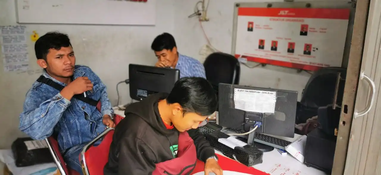 Ket foto : tampak Pegawai J&T saat melayani costumernya di kantor cabang Berastagi jalan Djamin Ginting dekat tugu Kol Berastagi, Selasa (24/12) 2019 (Ist)