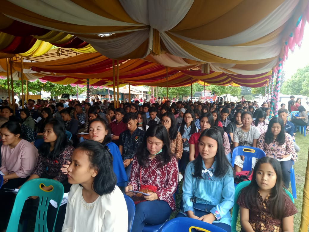 foto : Sebanyak 118 Mahasiswa/i Asal Samosir penerima beasiswa oleh pemkab Samosir, hadir pada perayaan Natal Oikumene Pemkab Samosir Tahun 2019, Jum'at (27/12/2019) di Pantai Indah Situngkir.