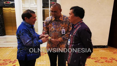 Ket foto  : Bupati Karo tampak Berbincang serius bersama jajaran Bank saat di diacara pertemuan tahunan Bank Indonesia di Medan, Rabu (04/12) 2019 (Ist)