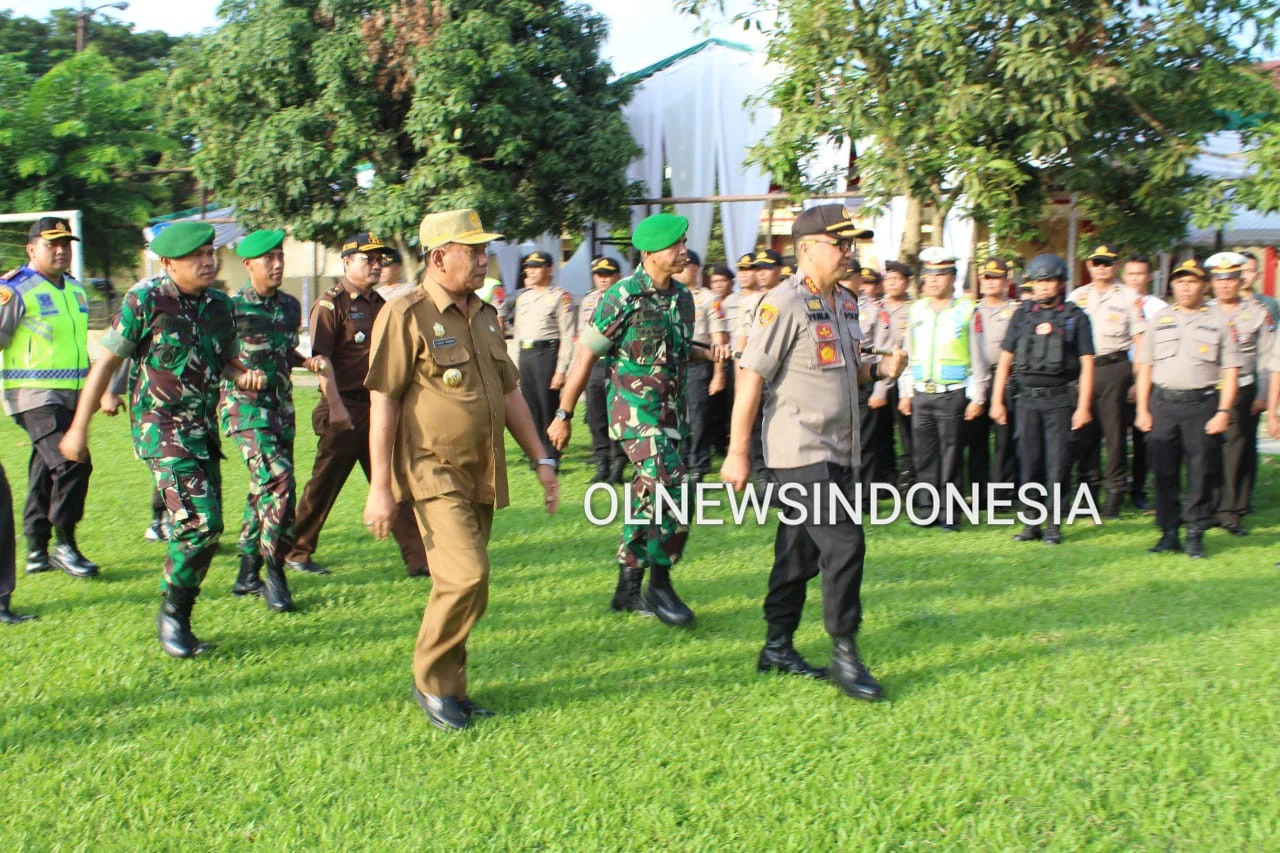 Ket foto  : Bupati Deliserdang, Danbrigif 7 /RR, Dandim 0204/Deliserdang, Kapolres Deliserdang saat memantau kesiapan pasukan pengamanan usai apel di lapangan Mapolres Deliserdang, Sumatera Utara,Selasa (31/12) 2019 (Ist)