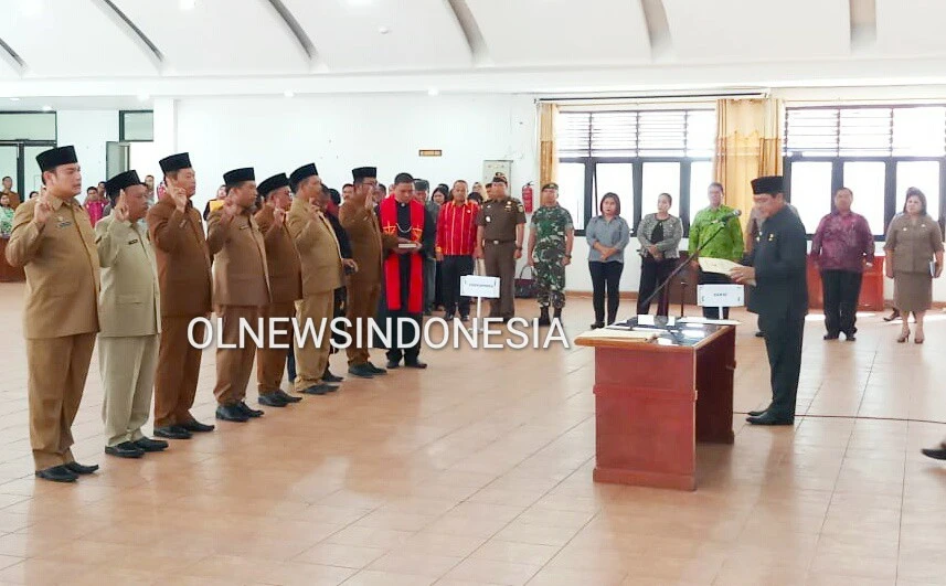 Ket foto : Bupati Karo Terkelin Brahmana didampingi Wakil Bupati Karo Cory Seriwaty Br Sebayang saat melantik dan mengambil sumpah janji terhadap Delapan orang Eselon II di Lingkungan Pemkab Karo Di Aula Kantor Bupati Karo Kabanjahe, Jumat (03/01) 2020 (Ist)