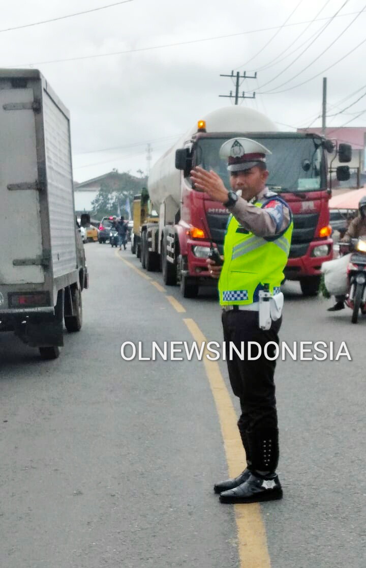 Ket foto : Tampak personil Lantas Polres Tanah Karo saat mengatur Lalu lintas di seputaran jalan Djamin Ginting Medan Kabanjahe, Minggu (05/1!01) 2020 (Ist)
