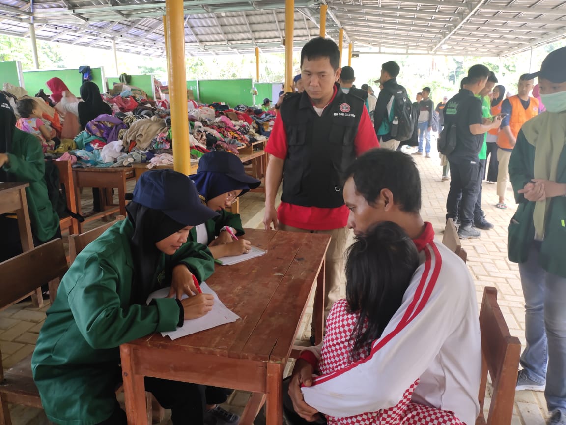 Foto : Tampak mahasiswa dan team dari IDI Pandeglang,Pafi Pandeglang,PD IAI Pandeglang sedang memberikan layanan kesehatan pada warga yang terkena dampak bencana banjir bandang di Lebak Banten.