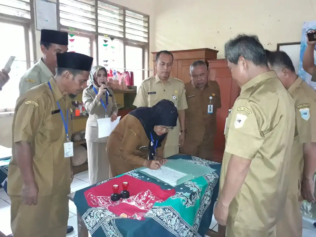 Ket poto. Saat penanda tanganan serah terima jabatan Kepala sekolah, bertempat di SDN CIPICUNG 1