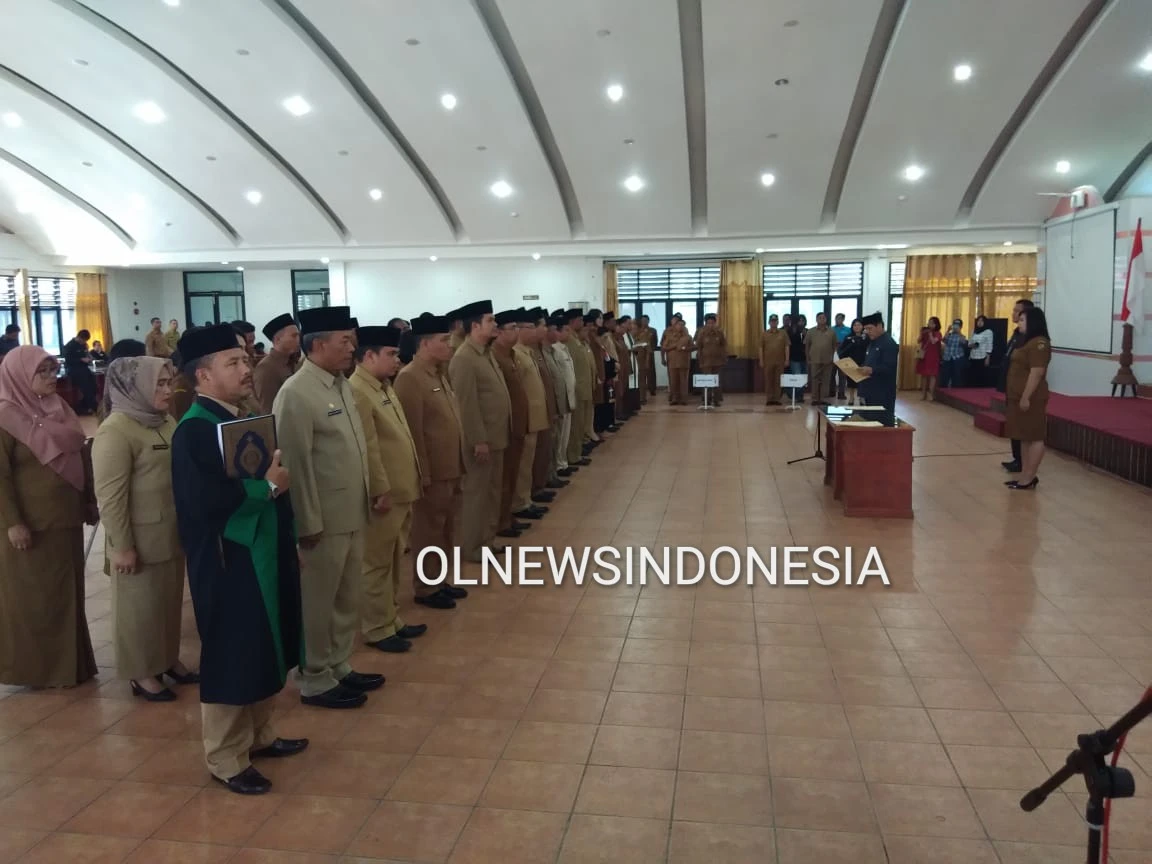 Ket foto : Bupati Karo Terkelin Brahmana SH Melantik pejabat setingkat eselon III dan IV di lingkungan Pemerintah Kabupaten Karo, Senin (06/01) 2020 di Aula Kantor Bupati Karo Kabanjahe (Ist)