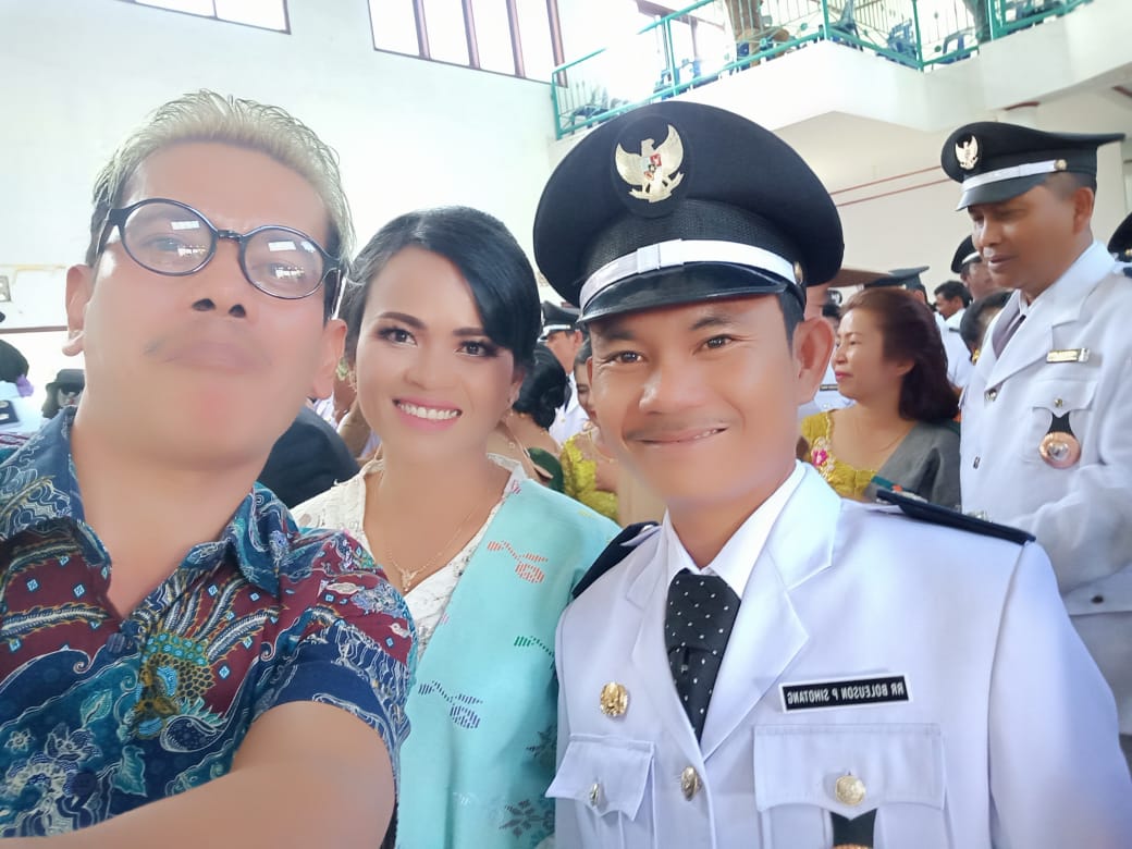 foto : 2 perempuan kades terpilih (Kades Siboro, Kecamatan Sianjur Mula Mula, Sarmie E Rajagukguk, dan Kades Onan Runggu, Kecamatan Onan Runggu, Juni Ferawati Harianja).