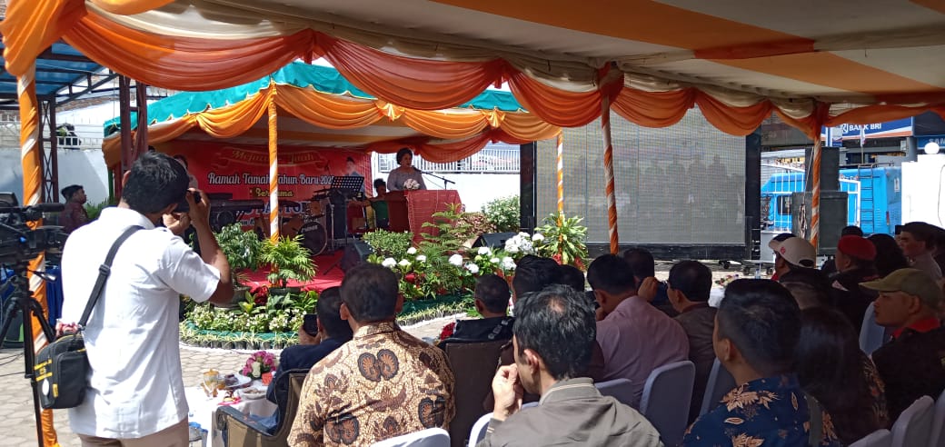 Ket foto  : Wakil Bupati Karo Cory Seriwaty Br Sebayang saat memberikan sambutan dalam acara Open House dalam rangka Tahun  Baru 2020  di jalan Veteran Kabanjahe Kabupaten Karo, Selasa (07/01) 2020 (Ist)