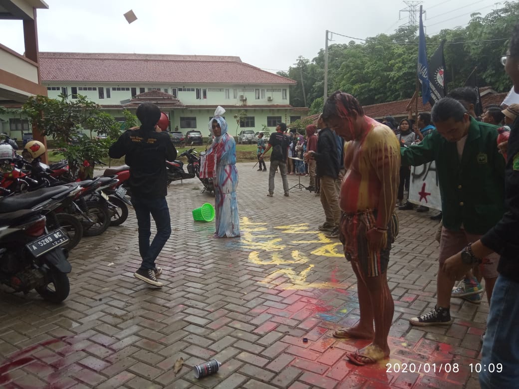 ket poto: Bentuk protes mahasiswa terhadap pihak kampus dan rektor unma banten