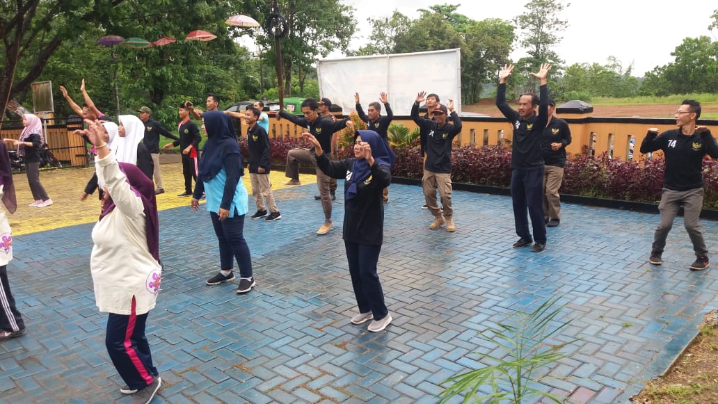 Saat kegiatan Senam berlangsung di lapangan Kantor Kecamatan Saketi