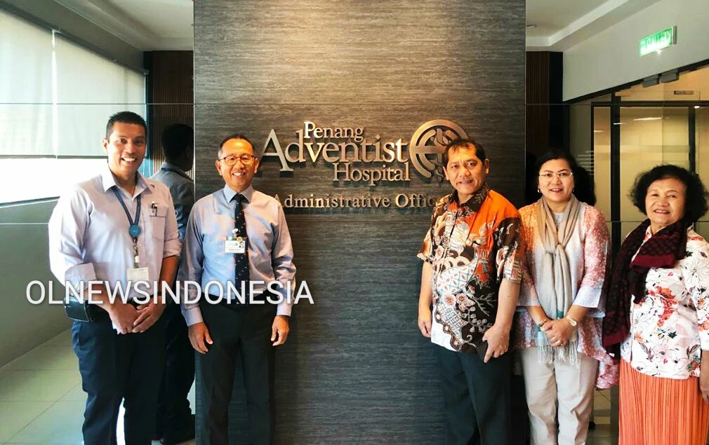 Ket foto :Bupati Karo Terkelin Brahmana didampingi  Asisten Manager  CEO Penang Adventis Hospital saat berfose di Rumah Sakit Adventis Penang Malaysia didampingi Istri, Kamis (09/01) 2020 (Ist)