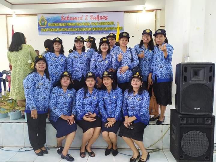 Foto : Foto bersama beberapa Guru yang diberi tugas tambahan Kepala Sekolah SD/SMP Negeri, oleh Bupati Samosir, Drs.Rapidin Simbolon