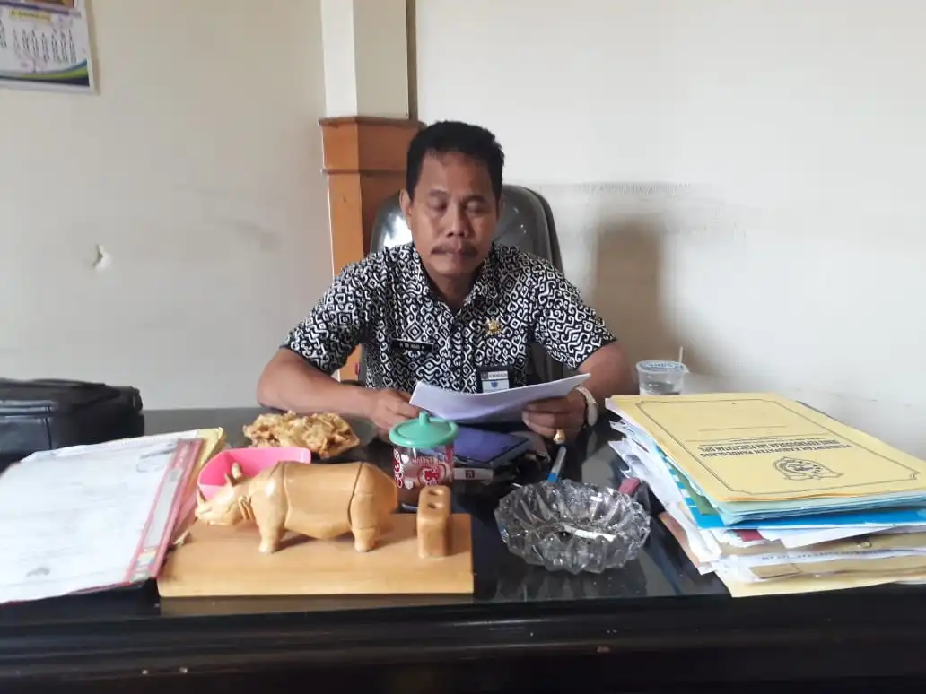 Ket poto : H.TB Agus selaku Sekdis ( Sekertaris Dinas ) Duscapil Kabupaten Pandeglang, di kantornya 10/01