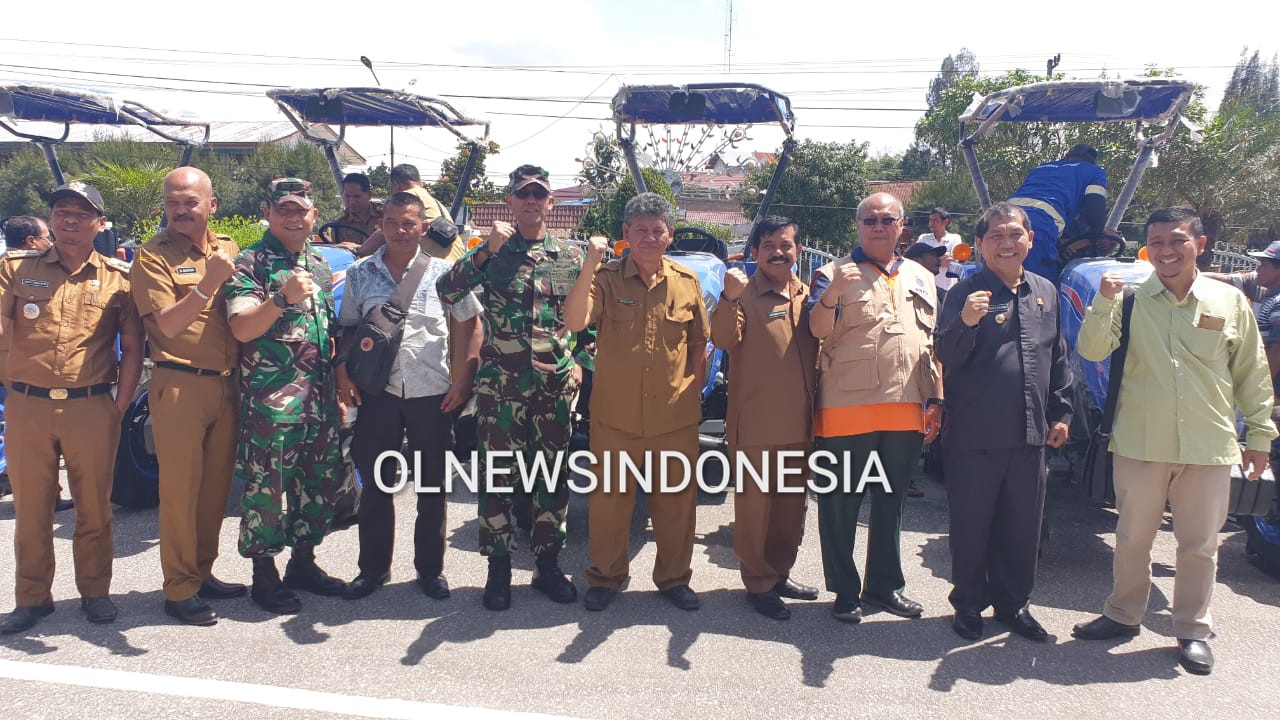 Ket foto : Orang tua, relawan dan pendukung Lyodra Ginting saat menyambangi Bupati Karo Terkelin Brahmana ke Kantornya di Kabanjahe, Senin (13/01) 2020 (Ist)