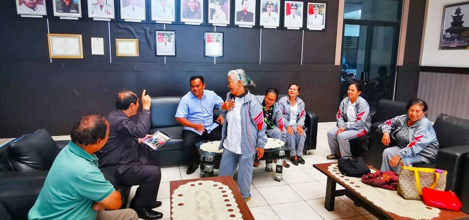 Ket foto : Nerlen Br Saragih salah satu Ibu Lansia Rehmalemna Desa Jaranguda tampak memperlihatkan foto nya bersama Bupati Karo semasa Terkelin Brahmana maju menjadi Calon Wakil Bupati Karo masa periode sebelumnya, Senin (13/01) 2020 (Ist)