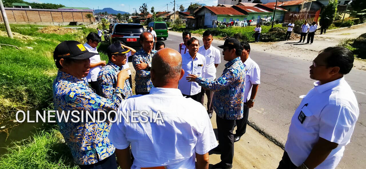 Ket foto : Bupati Karo Bersama Jajaran terkait saat meninjau dan berbincang serius bersama pihak BPPJN II Medan saat berada di Desa Raya Djamin Ginting Berastagi, Kamis (15/01) 2020 (Ist)