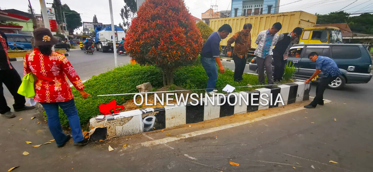 Ket foto : Bupati Karo Terkelin Brahmana, SH  mengecek lokasi  dalam rencana pembangunan  Taman Batu Erupsi Gunung Sinabung di Kabanjahe, Kamis (16/01) 2020 (Ist).