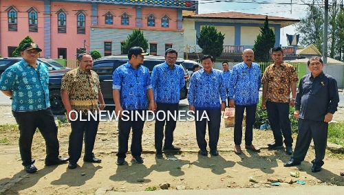 Ket Foto : Bupati Karo Terkelin Brahmana, SH didampingi Kepala Bappeda Ir. Nasib Sianturi, MSI, Kepala Dinas PUPR, Edward Pontianus Sinulingga, Camat Kabanjahe, Leo Girsang, Kabid Bina Marga, Hendra Mitcon Purba saat melakukan pengukuran pelebaran jalan,Jumat (17/01) 2020 (Ist).