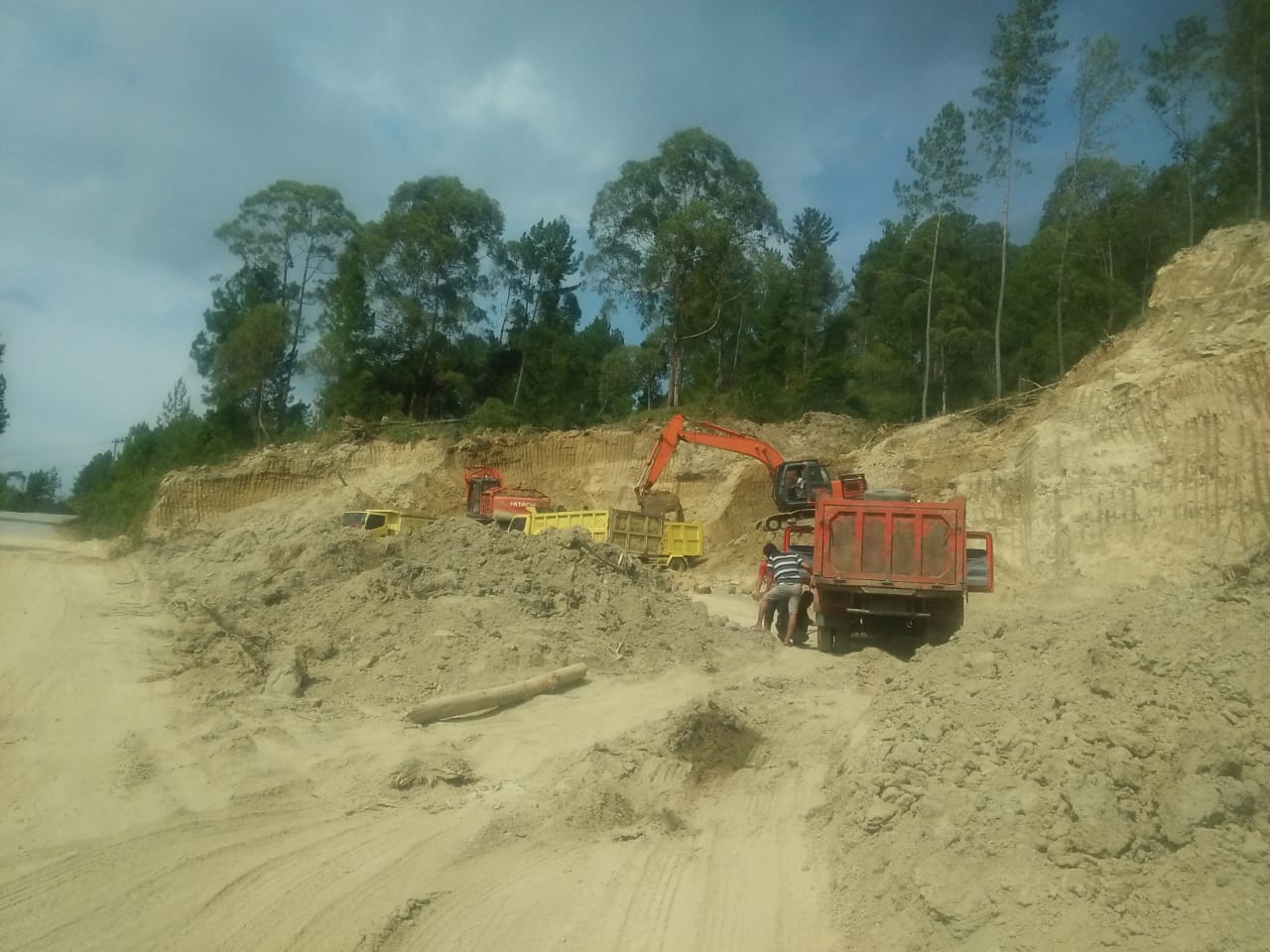 foto : Galian C Ilegal berkedok Pematangan Lahan, Jalan Lintas Utama Ronggur Nihuta, Desa Huta Tinggi, Kecamatan Pangururan, Samosir Sumatera Utara
