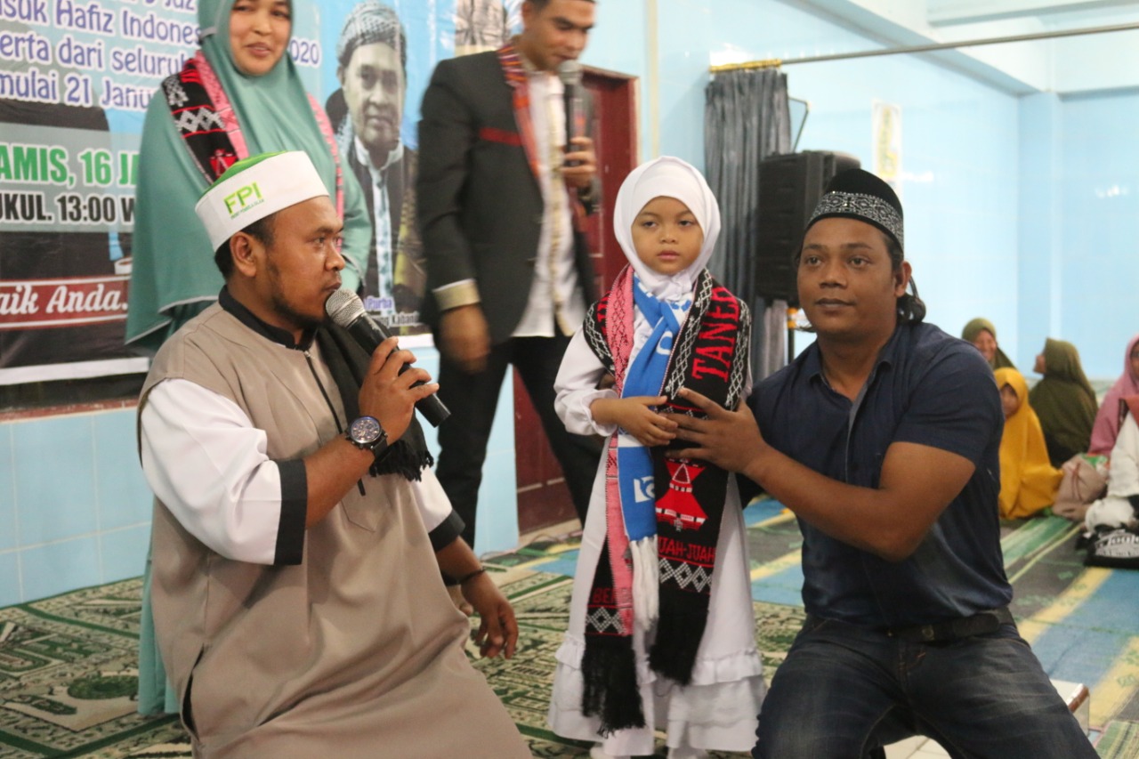 Ket foto : Bahirani Efendi mendapat perhatian khusus oleh Anggota DPRD Karo, Korindo Sembiring Milala saat berlangsungnya doa, dan dukungan di Masjid Agung Kabanjahe kemarin.