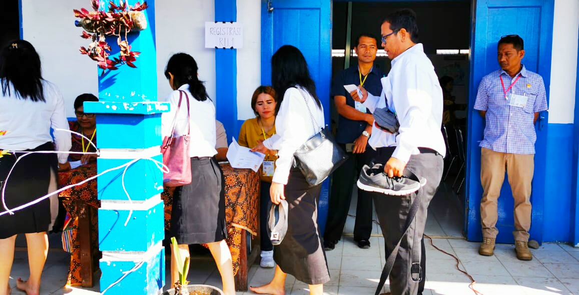 Ket foto : tampak para peserta Pelamar CAT CPNS menentang Sepatu dalam Simulasi di gelar gedung SMP Negeri 3 Berastagi, Sabtu (18/01) 2020 (Ist).