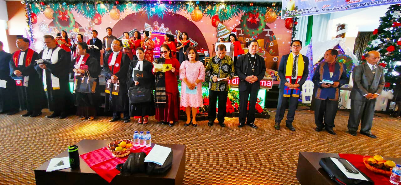 Ket foto : tampak Bupati Karo saat mengikuti ibadah dalam acara Natal Oikumene Kec Berastagi di Hotel Mikie Holiday Peceren Berastagi,Minggu (19/01) 2020 (Ist).