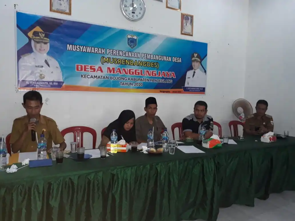 Ket poto : dari kanan  Hendra Wahyudi Kepala Desa Manggungjaya kecamatan Bojong, dan Perangkat Desa saat Musrembangdes di Aula Desa 20/01