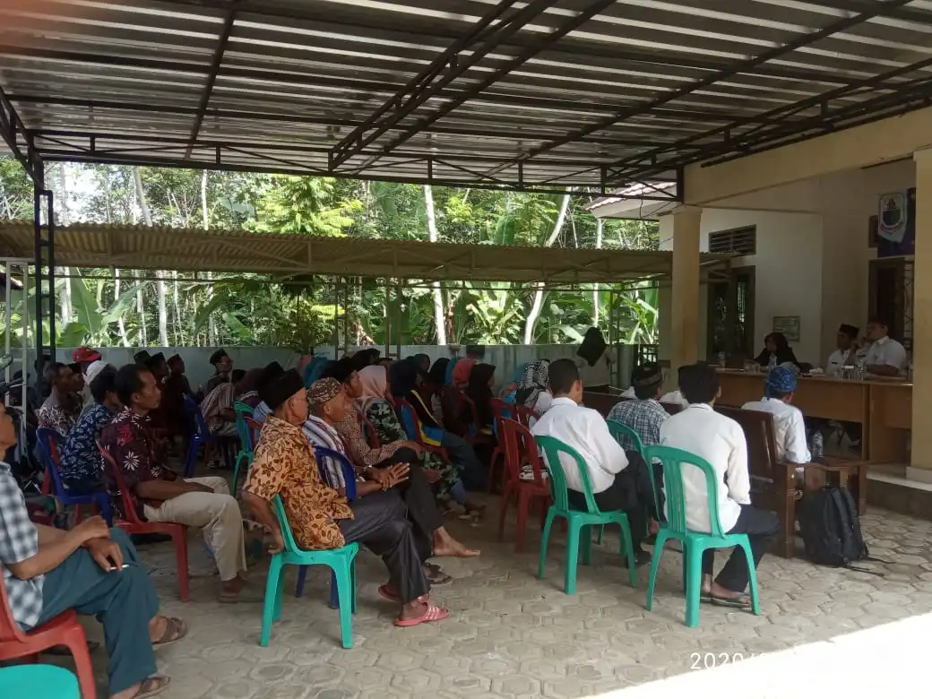 ket poto: kegiatan musrenbangdes Labanjaya yang sedang berlangsung di halaman depan kantor desa labanjaya untuk realisasikan program tahun 2021