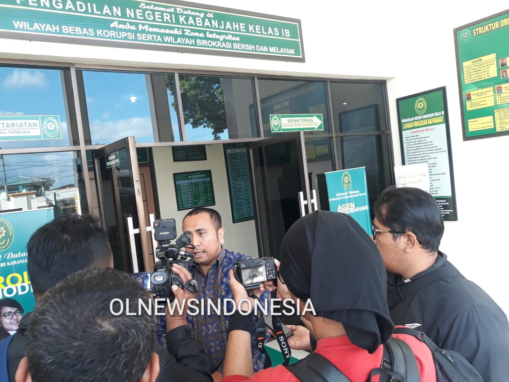 Ket foto : Ronald Abdi Negara Sitepu SH saat memberikan keterangan ke pada awak media di depan kantor PN Kabanjahe, Rabu (22/01) 2020 (Ist)