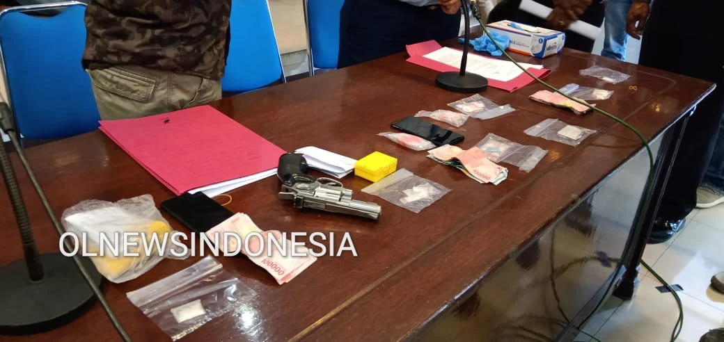Ket foto : barang bukti yang di gelar dalam konferensi pers di Aula Purpursage POLRES KARO, Kamis (23/01) 2020 (Ist)